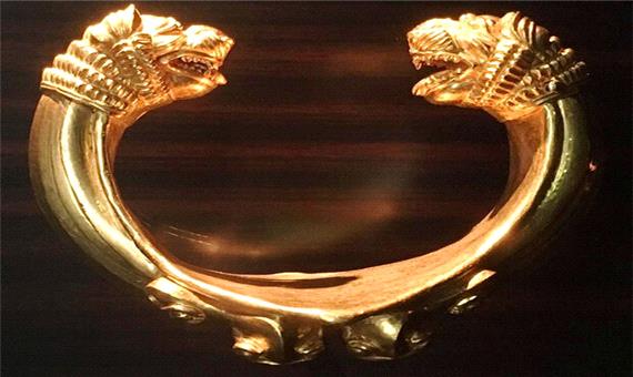 دستبند زرین دژباستانی زیویه به عنوان المان شهری استفاده می شود