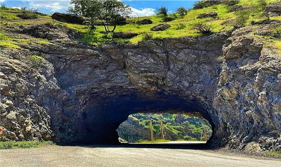 عکس/ تونل سنگی در جاده نوسود-پاوه