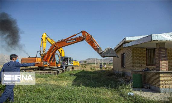 ساخت و سازهای غیرمجاز در اراضی زراعی مریوان تخریب شد