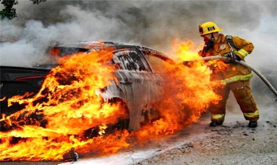 آتش گرفتن خودرو در محور زیاران، مصدوم را به کام مرگ کشاند