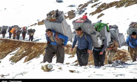 ساعتی همراه با کولبران در کوهستان‌های کردستان / اینجا قلب انسان از ترس و دلهره ‌می‌ایستد /‌ ‌بر کولبران چه می‌گذرد؟ + فیلم