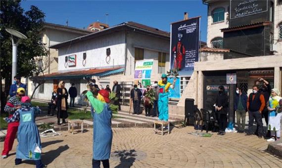 اجرای نمایش خیابانی از بس که جان ندارد در شهر لاهیجان