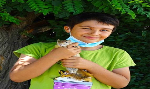نوجوان سنندجی سنجاب خود را به اداره حفاظت محیط زیست تحویل داد
