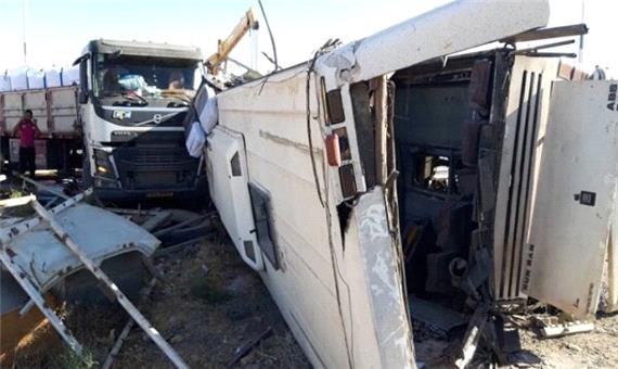 مسافران اتوبوس حادثه دیده در محور زاهدان - آباده سرباز معلم بودند (+فیلم صحنه تصادف)