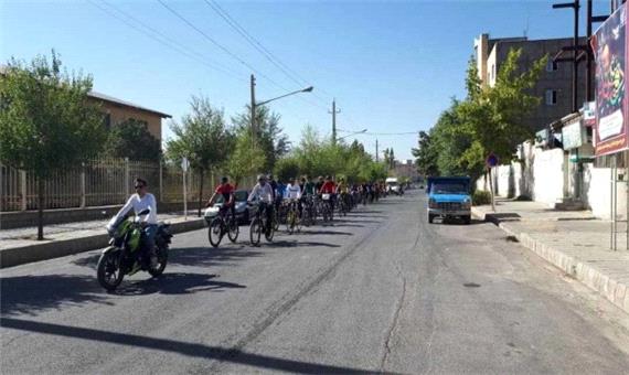 همایش دوچرخه سواری به مناسبت هفته دفاع مقدس در شهرستان سقز برگزار شد
