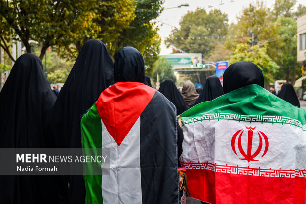 راهپیمایی بزرگ ۱۳ آبان در جوانرود با محوریت مبارزه با استکبار