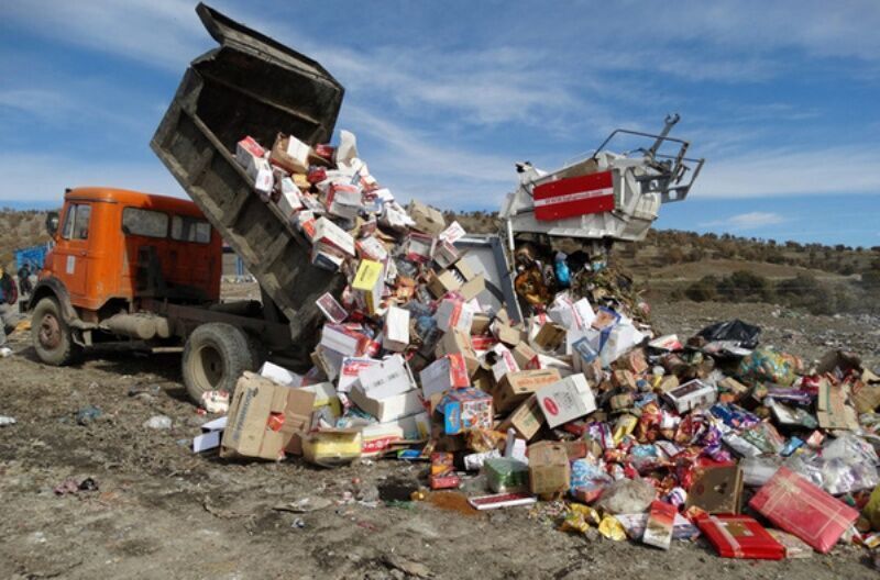 معدوم سازی ۱۴ و نیم تن مواد غدایی فاسد در سنندج