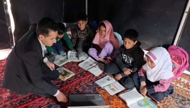 معلمی که در دل کوه‌ها چراغ امید روشن کرده است