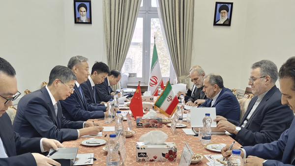 معاون وزیر خارجه چین با تخت‌روانچی در تهران دیدار کرد