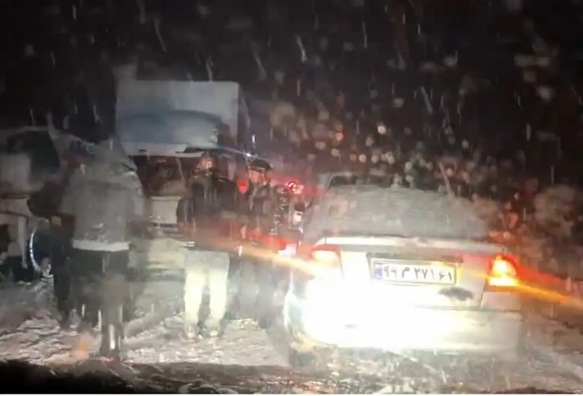 برف و کولاک شدید، مردم را در این جاده گرفتار کرد / ویدئو