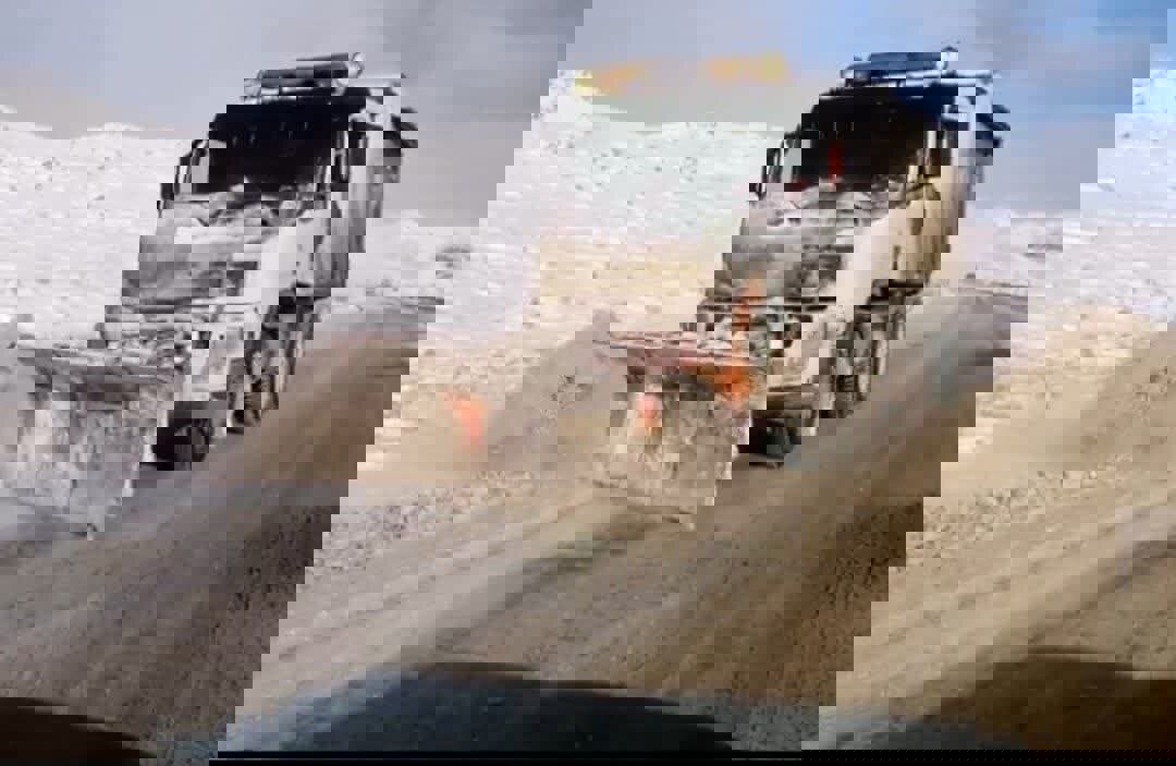 برف‌روبی محور سه‌راهی شهدا تا هانی‌گرمله توسط راهداران پاوه‌ای