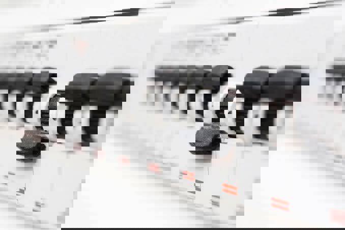 فرمانده انتظامی کردستان: ۲ هزار و ۴۰۱ عدد فیوز برق قاچاق کشف شد