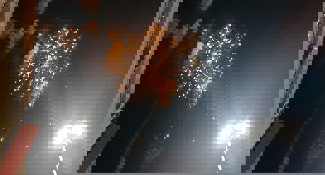 آسمان سنندج در شب پیروزی انقلاب نورافشانی شد