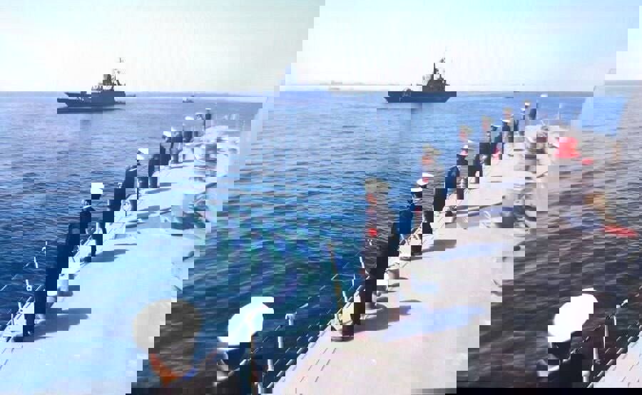 نمایش قدرت تکاوران ارتش، سپاه و نیروی دریایی روسیه؛ رزمایش با بدرقه ناو بالگردبر «استویسکی» پایان یافت