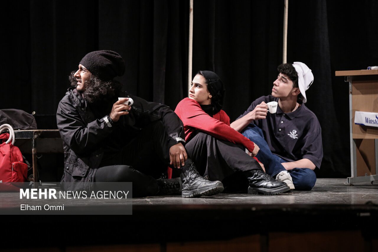 کاظمی: «زن خوب سچوان» روایت تقابل انسانیت و سرمایه‌داری است