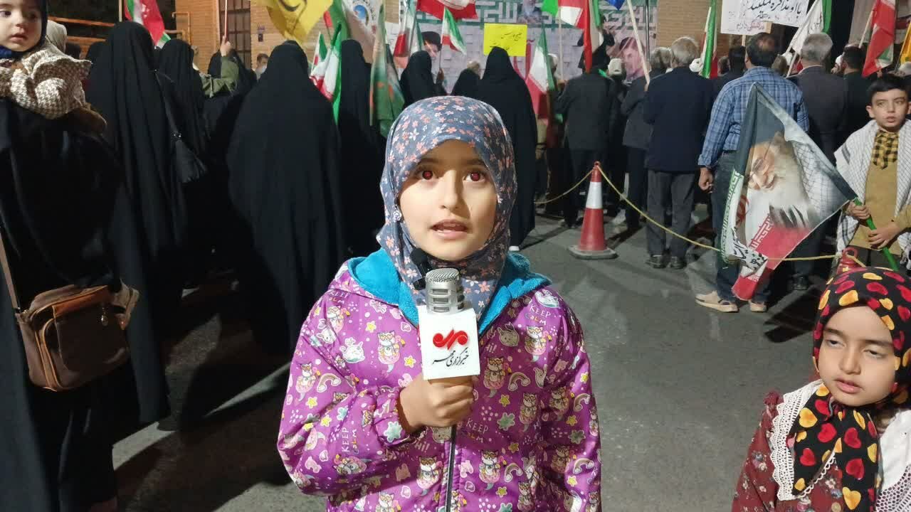 رجز خوانی کودک بیجاری در تجمعات خیابانی