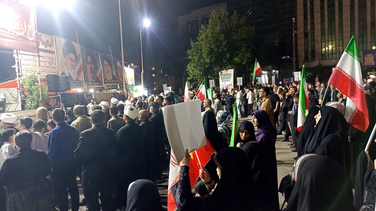 تداوم اجتماع سنندجی‌ها در حمایت از انقلاب اسلامی