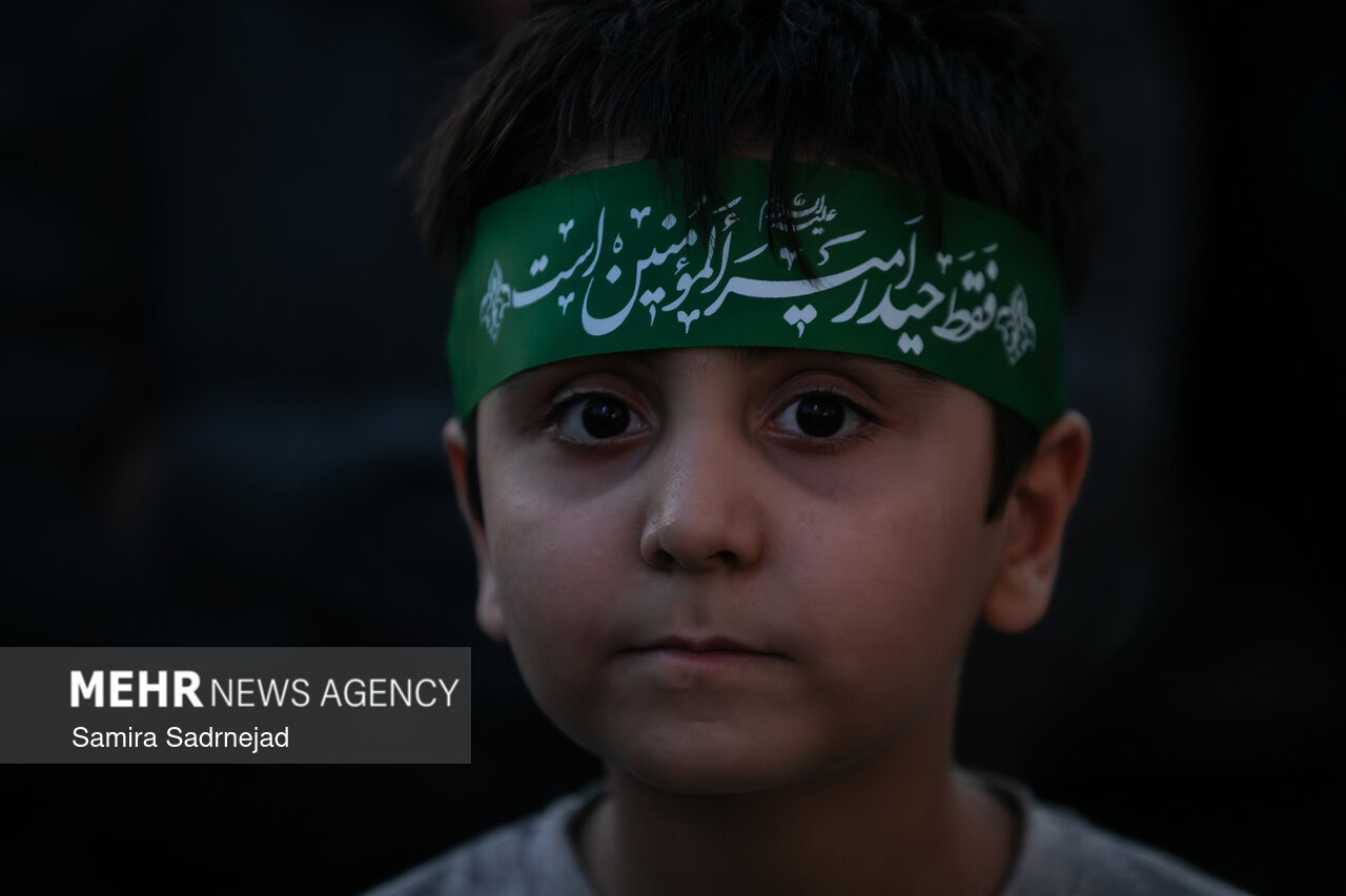 اهتزاز پرچم غدیر با حضور خادمان حرم امیرالمؤمنین(ع) در کرمانشاه