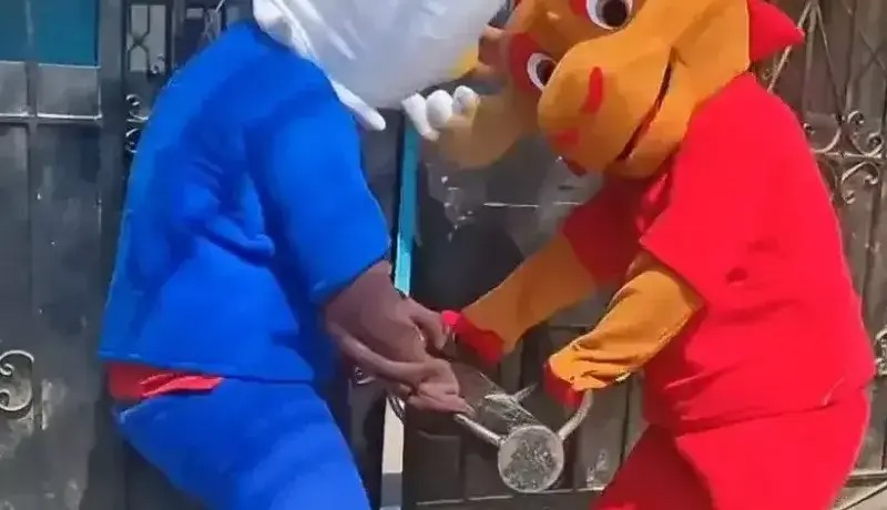 شکار قاچاقچی مواد با عروسک جام جهانی!