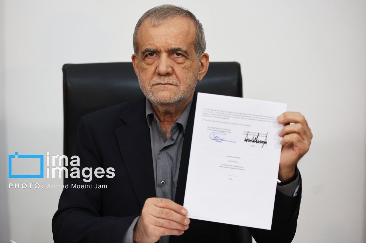 تصاویر لحظه امضای تفاهم‌نامه اسلام‌آباد توسط پزشکیان