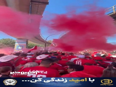 هواداران کانادای میزبان امیدوار به اولین پیروزی تیمشان در حال رفتن به استادیوم ونکوور