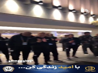 شادی هواداران و بازیکنان مصر پس از تساوی برابر ایران و صعود به جمع ۳۲ تیم نهایی