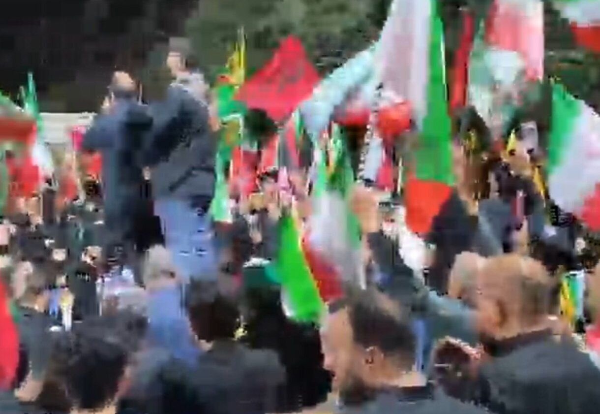 مداحی در اجتماع شبانه مردم کرمانشاه در رثای رهبر شهید