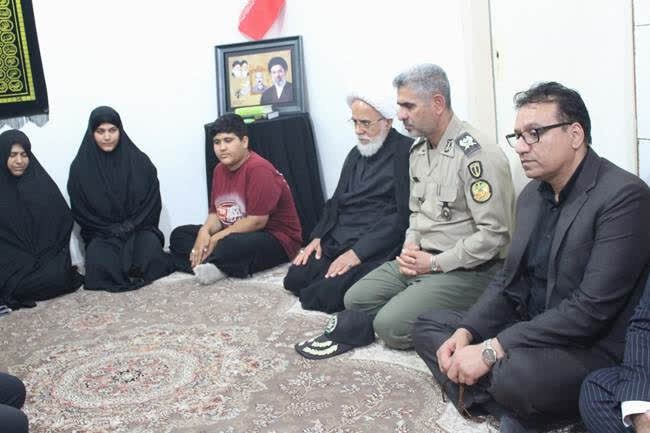 دیدار نماینده ولی‌فقیه در استان کرمانشاه با خانواده ۳ شهید جنگ رمضان