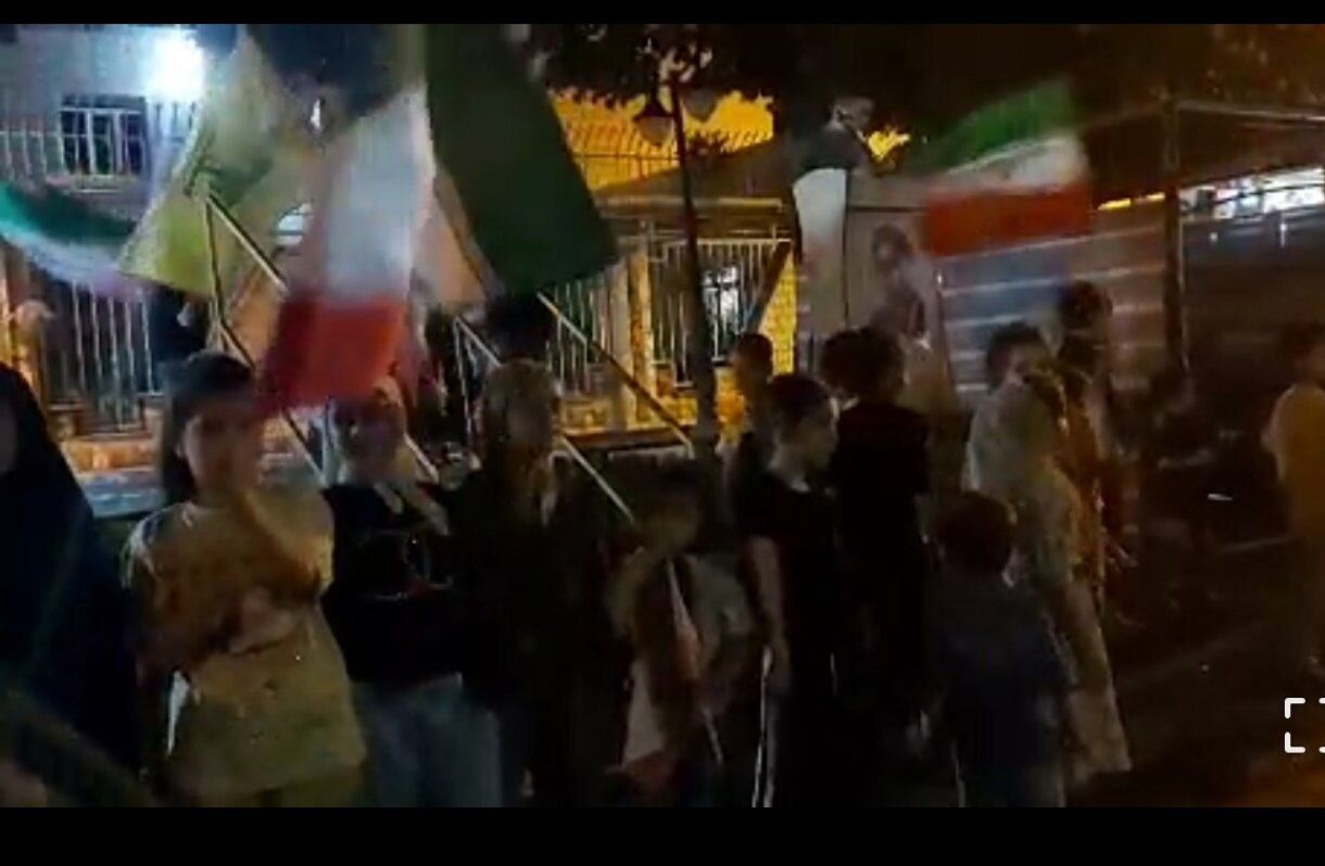 همخوانی سرود «مرگ بر اسرائیل» توسط نوجوانان سقزی در اجتماع شبانه