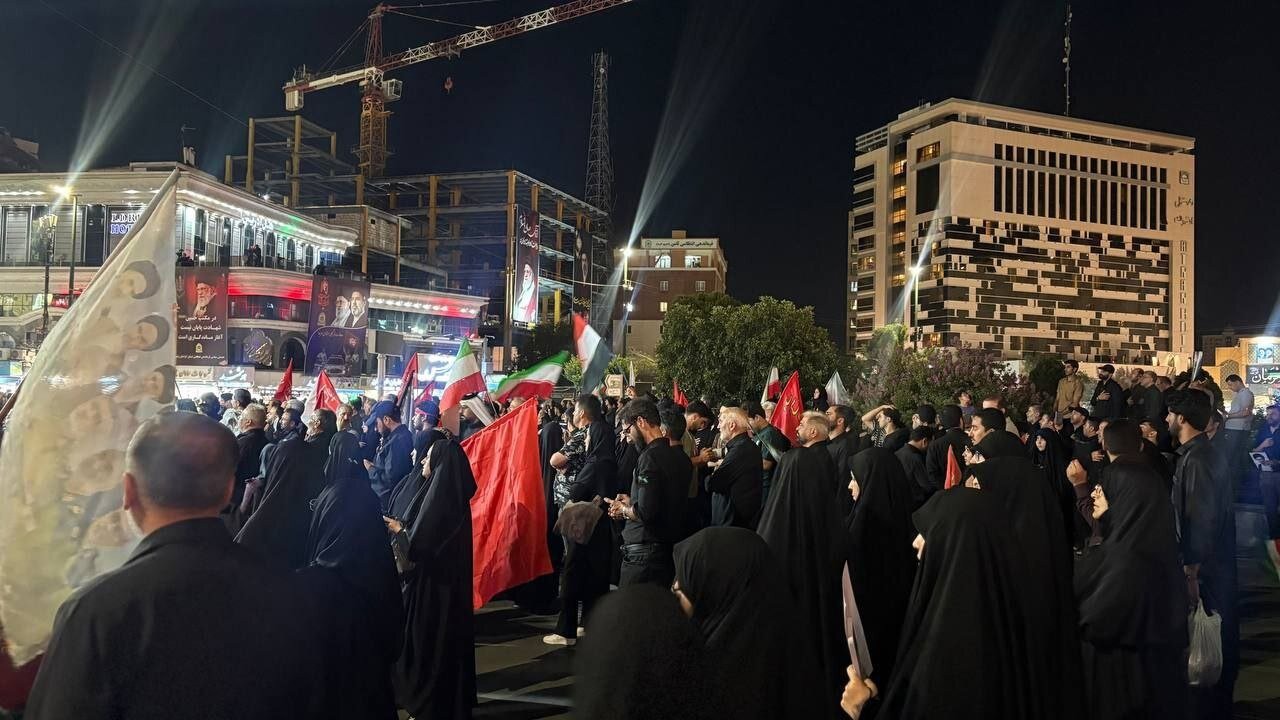 شب زنده‌داری عاشقان رهبر شهید در قلب مشهد