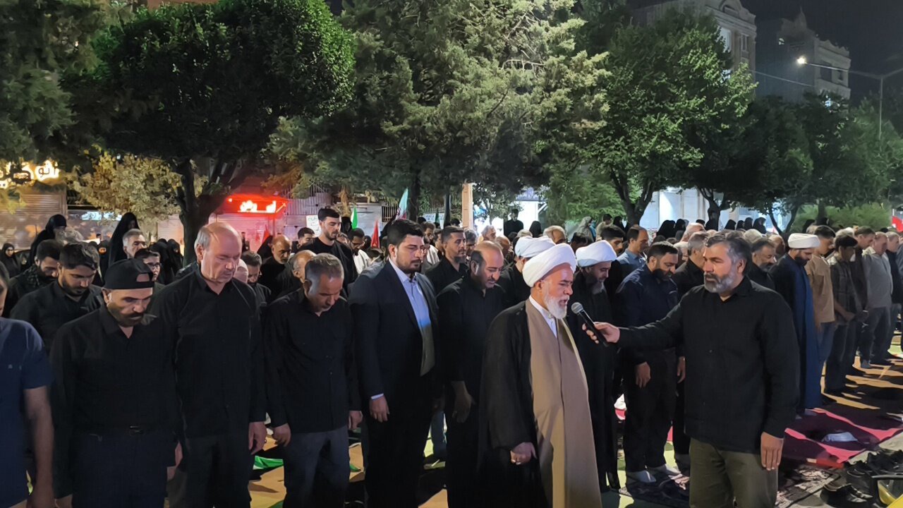 نماز لیله‌الدفن رهبر شهید انقلاب در اجتماع شبانه کرمانشاه اقامه شد