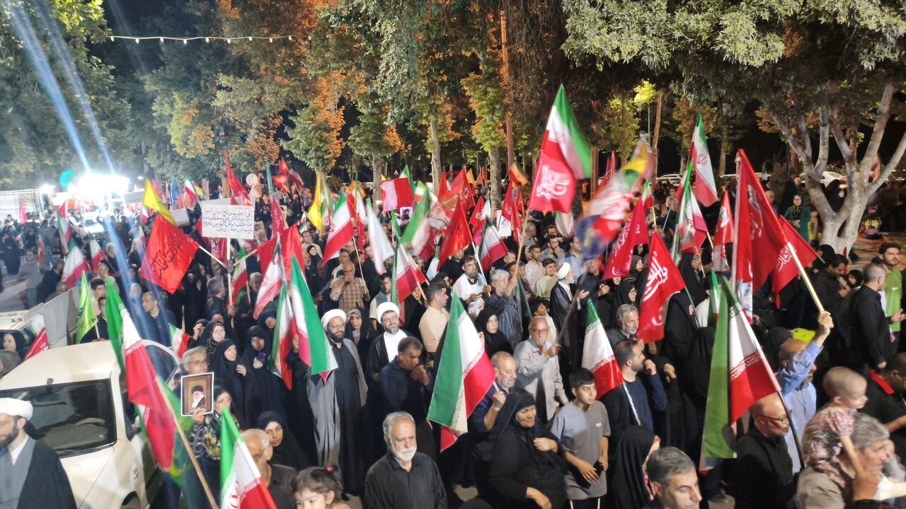 یاد شهدای وطن در اجتماع شبانه کرمانشاه گرامی داشته شد