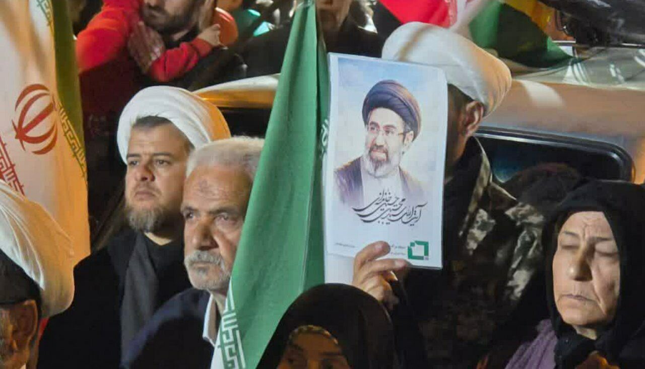 میدان فاضل گروسی صحنه نمایش وحدت مردم بیجار در حمایت از انقلاب