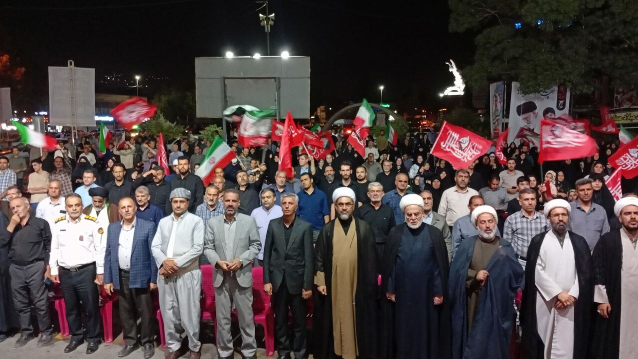 تجمع شبانه سنندجی‌ها در لبیک به فرمان رهبر انقلاب اسلامی وحمایت از وطن