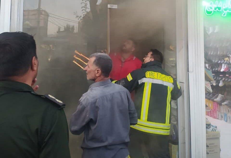 مهار آتش‌سوزی مغازه کفش‌فروشی در قروه