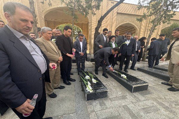 معاون علمی رئیس‌جمهور به شهدای سنندج ادای احترام کرد