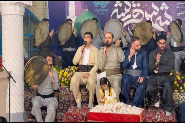 طنین نوای دف در مسجد جامع سنندج؛ بزرگترین مولودی‌خوانی کشور برگزار شد