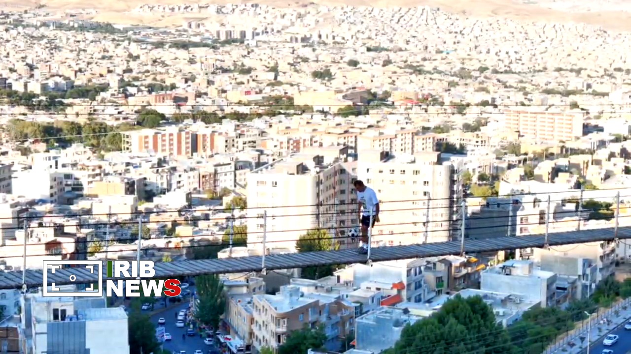 هنرنمایی فوتبالیست کردستانی روی پل معلق آبیدر