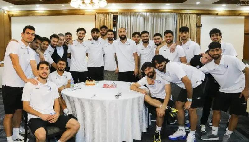 کیک تولد آزادی با آرزوی بازگشت به گلزنی
