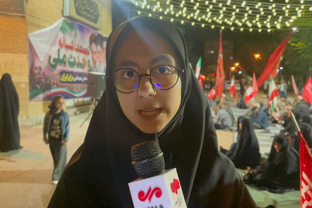 دکلمه خوانی دانش‌آموز بیجاری در اجتماعات شبانه