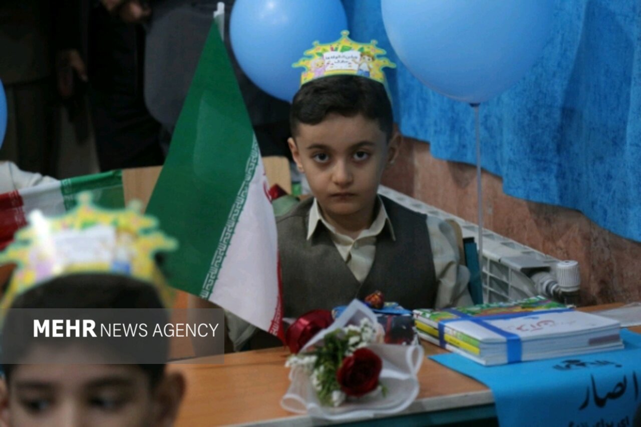 کلاس‌اولی‌های کردستان سال تحصیلی را با جشن شکوفه‌ها آغاز کردند