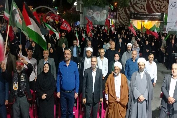 تجمع شبانه مردم سنندج در حمایت از وطن جلوه‌ای از وحدت و همدلی