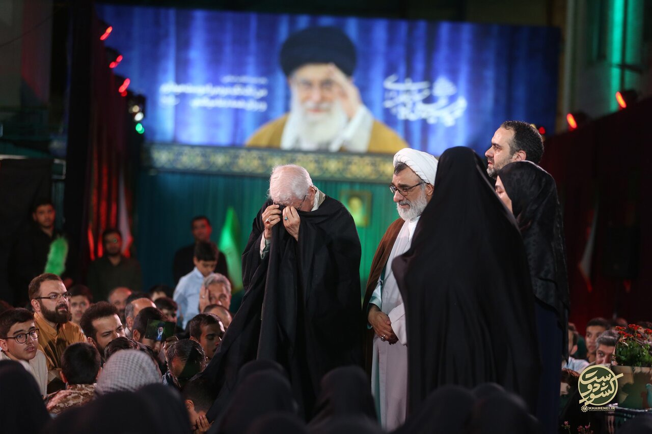تشکر شاعرانه حاج صادق آهنگران از رهبر شهید انقلاب به خاطر اهدای عبا
