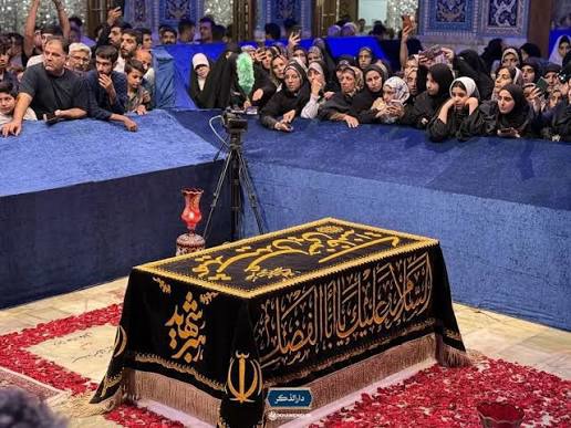 نوای لبیک سید مجتبی در جوار مزار رهبر شهید انقلاب