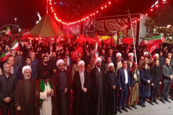 میدان آزادی سنندج در شب‌های فاطمی میزبان اجتماع مردمی شد